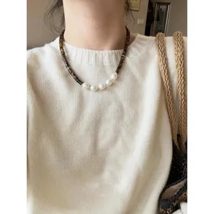 Vue détaillée d'un collier vintage en œil de tigre orné de cinq perles blanches élégantes
