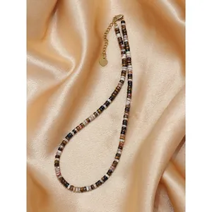 Vue détaillée du collier en perles d'œil de tigre rétro avec chaîne d'extension à cœur doré.