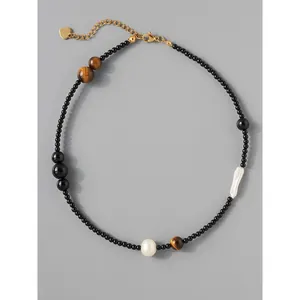 Collier vintage en perles d'œil de tigre avec pierres noires et cœur doré