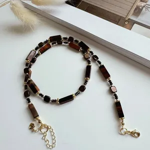 Vue détaillée du collier de perles en œil de tigre vintage avec chaîne en acier titane doré
