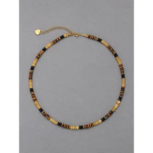 Vue détaillée d'un collier en perles d'oeil de tigre avec fermoir en acier plaqué or