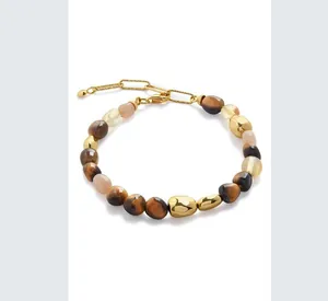 Gros plan sur un bracelet vintage en perles d'œil de tigre avec accents dorés