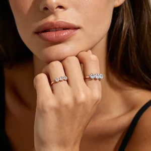 Detailopname van titanium stalen ringen met drie stenen aan de vingers van model