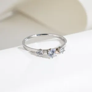 Close-up van minimalistische titanium stalen ring met drie sprankelende stenen