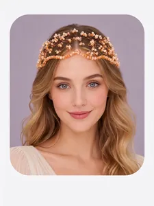 Gros plan d'un serre-tête en perles orange de style forêt porté par un mannequin