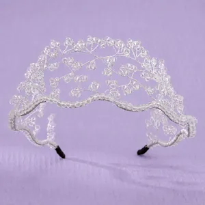 Serre-tête élégant fait main en fil d'argent avec perles de cristal pour mariages et fêtes.