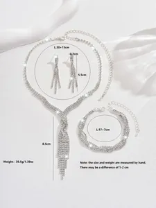 Vista dettagliata del set di collana, bracciale e orecchini con strass e misure