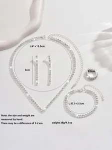 Parure de bijoux en strass argentés avec collier, boucles d'oreilles, bracelet et bague.