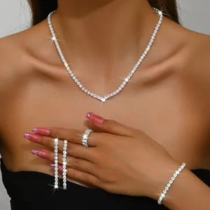 Gros plan sur des bijoux en zircon étincelants portés par un mannequin pour un look élégant.