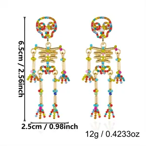 Dettaglio orecchini a scheletro con strass colorati, misure e peso indicati.