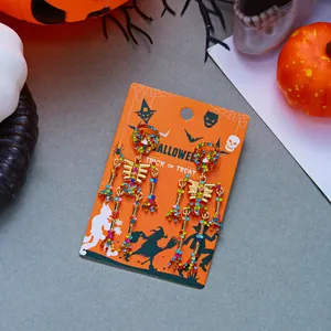 Vista dettagliata degli orecchini a scheletro con strass colorati per Halloween.