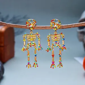 Vista dettagliata di orecchini a scheletro con strass colorati per bijoux Halloween