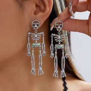 Primo piano dei dettagli degli orecchini a scheletro di Halloween con strass