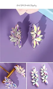 Dettaglio macro di orecchini di cristallo marquise iridescenti in eleganti grappoli