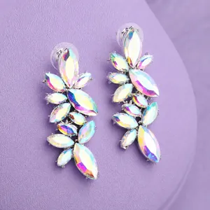 Orecchini pendenti con cristalli marquise iridescenti per matrimoni ed eventi eleganti
