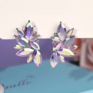 Eleganti orecchini vintage in cristallo iridescente con pietre dal taglio marquise