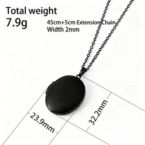 Vue détaillée du collier médaillon ovale en acier inoxydable noir mat avec mesures