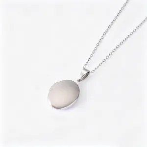 Vue détaillée d'un collier avec médaillon ovale en acier inoxydable poli de couleur argent