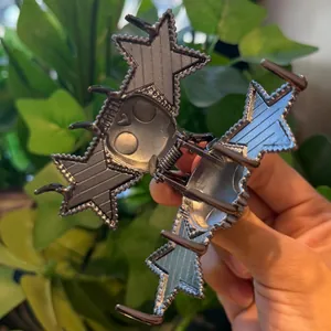 Detailansicht der mattschwarzen Fledermaus-Haarklammer im Punk-Gothic-Design