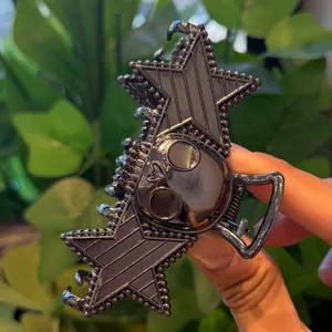 Detailansicht einer schwarzen Haarklammer im Gothic-Punk-Stil mit Totenkopf-Motiv