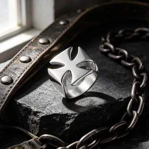 Anello in acciaio inossidabile con motivo a croce e finitura argento lucida