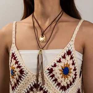 Vue détaillée d'un collier double épaisseur style ethnique rétro avec pendentif en or
