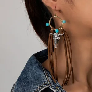 Boucle d'oreille bohème rétro style western avec crâne de taureau et franges brunes
