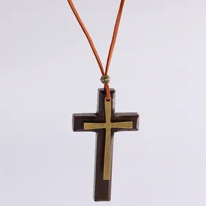 Vintage-Gothic-Halskette mit dunklem Holzkreuz und einem metallischen Kreuz-Overlay