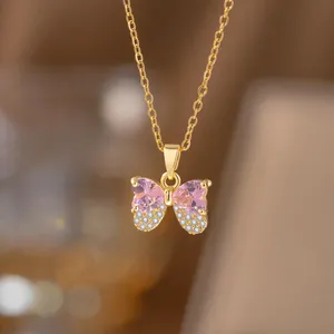 Elegante goldene Schmetterlingskette mit rosa Herzkristallen und funkelnden Akzenten für Damen