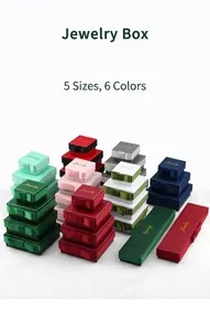 Collezione di scatole regalo per gioielli con fiocchi in vari colori e dimensioni