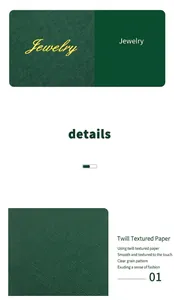 Dettaglio macro della trama della carta twill verde scuro su una scatola regalo gioielli.