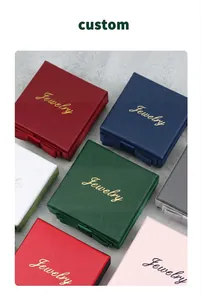 Primo piano di portagioie colorati e testurizzati con scritta 'Jewelry' dorata