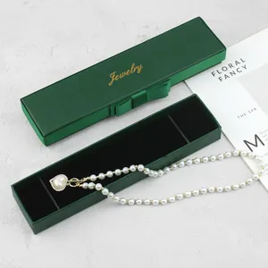 Confezione regalo per gioielli verde scuro con fiocco e collana di perle a cuore