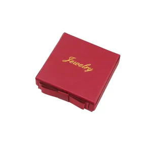 Elegante scatola regalo per gioielli rossa con scritte dorate e fiocco in nastro