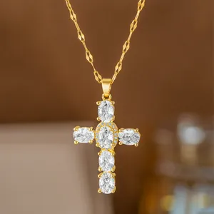 Makroaufnahme eines hochwertigen goldenen Kreuzanhängers mit ovalen Zirkoniasteinen.