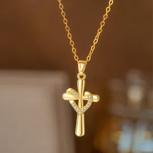 Nahaufnahme einer goldenen Kreuzkette mit Herzanhänger und glänzenden Zirkoniasteinen
