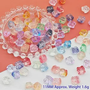 Nahaufnahme von 11 mm bunten Glaslöwen-Anhängern für die DIY-Schmuckherstellung.