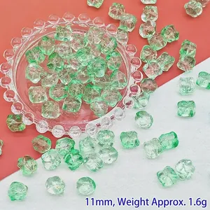 Nahaufnahme von 11 mm grünen Glasperlen mit Goldfolie für DIY-Schmuckherstellung
