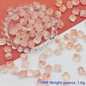 Makroansicht von 11 mm rosa durchscheinenden Löwenkopfperlen aus Glas für DIY-Schmuck