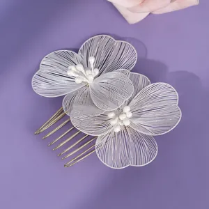 Elegante peineta de novia con flores blancas filamentosas y perlas para bodas.