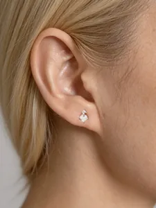 Primo piano dettagliato di un orecchino a bottone minimalista in argento 925 con opale