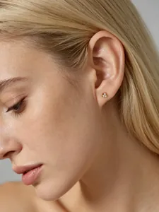 Elegante orecchino a perno in argento 925 con opale per donna dorato