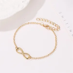 Bracelet chaîne doré minimaliste avec un motif symbole de l'infini poli.