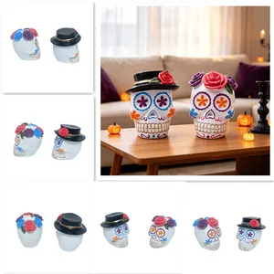 Vue détaillée des ornements en résine de crâne en sucre mexicain pour la déco d'Halloween.