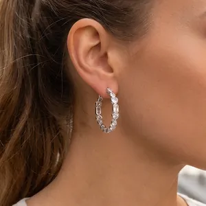 Detailweergave van de 18K verzilverde oorringen met zirkoniasteentjes op het model