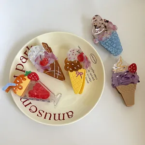 Gros plan de pinces à cheveux en acétate en forme de glace sur une assiette décorative