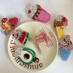 Vue détaillée de diverses pinces à cheveux en acétate coloré aux formes de desserts et fruits