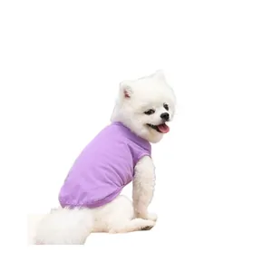 Camiseta de algodón morado para perros pequeños sobre un fondo blanco limpio y brillante.