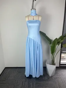 Détail de la robe longue en satin bleu clair avec fente irrégulière et tour de cou.
