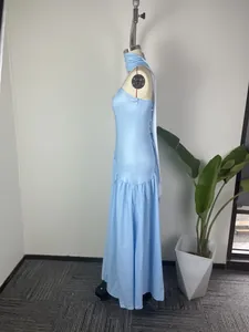 Vue détaillée d'une élégante robe maxi d'été bleu clair avec détail d'écharpe au cou.